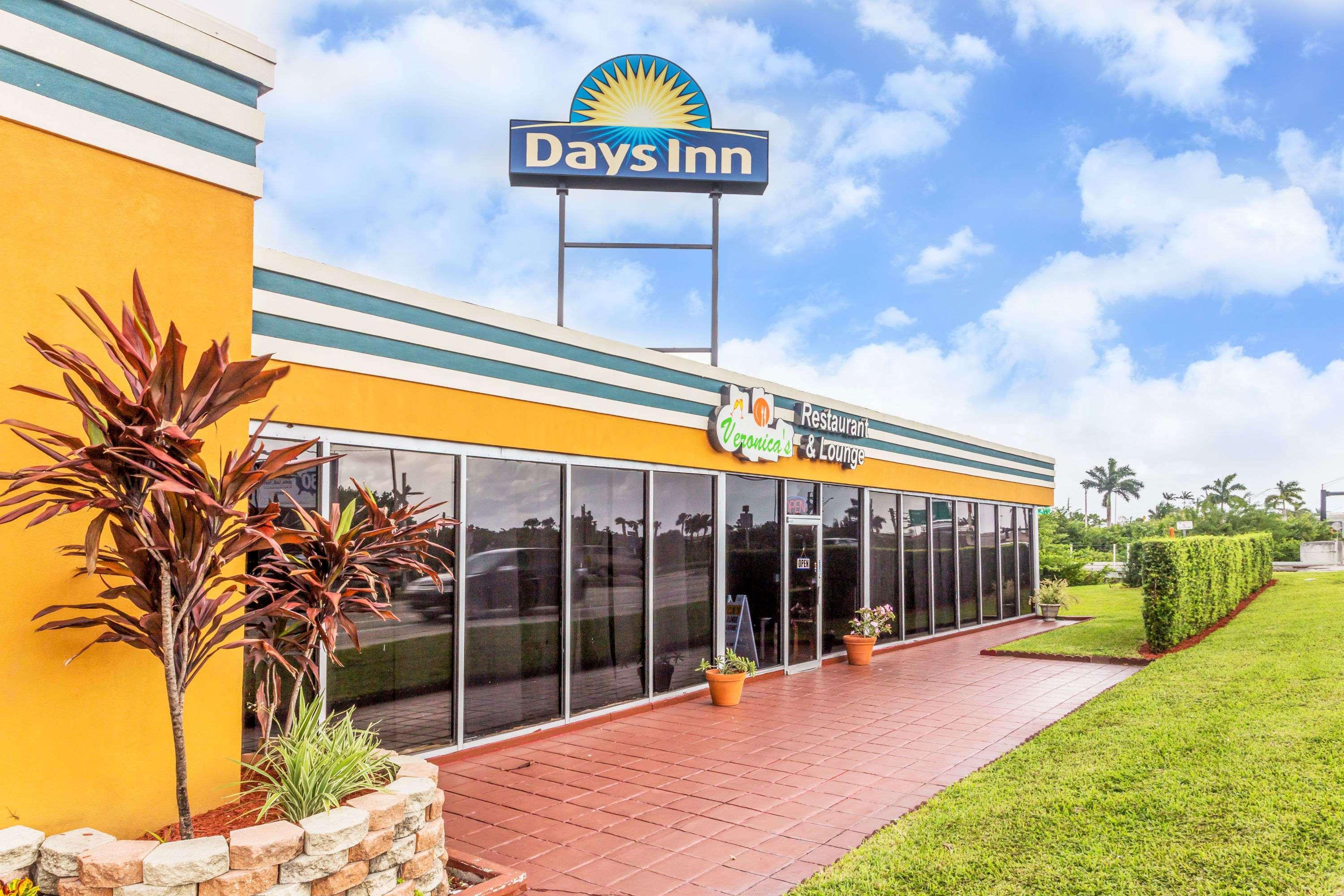 Days Inn By Wyndham Fort Lauderdale-Oakland Park Airport N Экстерьер фото